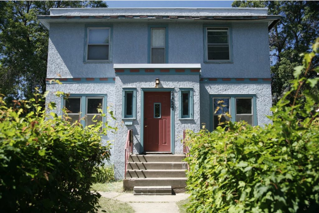 2425 7th Ave ( rebaptisée Bob Dylan Drive)
