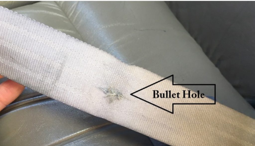 Impact de balle sur la ceinture de securité