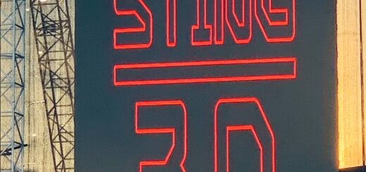 Thése, antithèse et synthèse, après la descente en flamme du dernier Sting « Live » par Ramon Pipin ( Voir sur Gonzomusic ) voici la réponse de Salim Zein, la live report du concert donné à Luxembourg la semaine dernière. Par Salim ZEIN Le 1er juillet 2025, Sting était à Luxembourg. Un concert en trio, sobre et incandescent, sous un soleil de plomb. Pour certains, c’est un chanteur qui radote ses vieux tubes. Pour d’autres, c’est un maître du temps, fidèle à lui-même, au-delà des réunions forcées et des gloires d’antan. Retour sur une soirée brûlante et sur ce que ça fait, d’aimer un artiste qui refuse de vieillir à votre place. Le passé, parlons-en ! Certains voudraient encore ressusciter Police ( Voir sur Gonzomusic ). Pourquoi ? Pour mieux l’enfermer dans une vitrine. Andy Summers, 80 ans, nous refait le coup du guitar hero modeste, expliquant dans une interview avec Rick Beato que les accords de "Every Breath You Take", c’était lui. "C’est moi qui l’ai fait", comme dans une vieille pub de Valérie Lemercier. Stewart Copeland ( Voir sur Gonzomusic ), de son côté, toujours aussi brillant que bavard, s’est reconverti en storyteller officiel de l’épopée Police, alignant les documentaires, les conférences, les bouquins à dédicace. Et Sting, pendant ce temps, avance. Lentement. Sûrement. Dignement. Souvenir d’une messe tiède Moi aussi, j’y ai cru. J’étais au Stade de France, ce 20 septembre 2007, quand Police s’est reformé. Soir de Grand Pardon pour les fans de la première heure. Et pourtant… Une fois passée l’émotion des premières notes de "Message in a Bottle", quelque chose s’est effondré. Le son se perdait dans le béton, la scène paraissait lointaine, glacée. Le trio récitait, appliqués mais distants, les beaux jours de Zenyatta Mondatta. Plus d’improvisation, plus de tension. Juste un beau livre d’images. À ce moment-là, j’ai compris que Sting avait eu raison de partir. 18 ans après, Luxembourg, 38°C, 12 000 cœurs Et voilà qu’il revient, cette fois à Luxembourg. Pas de reformation, pas de feu d’artifice. Juste un concert. Sobre. En trio. Avec Dominic Miller — son complice depuis plus de 30 ans — et un heureux citoyen du royaume, batteur, à l’écoute. Pas de démonstration. Pas d’égo. Juste la musique, offerte avec une maîtrise intacte, une voix chaude et un corps encore habité. Et ce public… 12 000 personnes. Sous un cagnard de 38°C. Les femmes (et pas que) littéralement attirées par la scène comme des aimants. Il faut le voir pour le croire. Ce n’est pas de l’hystérie. C’est de l’attachement. Un lien. Une fidélité. L’élégance du dernier des géants Car Sting n’a plus rien à prouver. Et il le sait. Il aurait pu faire comme tant d’autres : rejouer les vieilles formules, se contenter du clin d’œil complice aux boomers. Il a préféré continuer. Écrire. Chercher. Réarranger. Explorer. Aujourd’hui, à part Springsteen, qui d’autre peut encore prétendre au titre de « dernier géant » sans tomber dans la caricature ? Déjà dans les années 80, Sinatra lui avait signé un autographe : "To the new blue eyes." Il ne s’était pas trompé. Sting, c’est l’élégance. Le crooner du chantier marin. Le gentleman rocker. L’homme qui continue à parler d’amour avec des mots simples et une aura magnétique. Il a dépassé le rock. Il est devenu une figure. Un miroir du temps. Et tant qu’il en aura envie, on sera là.
