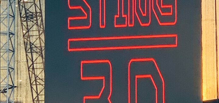 Thése, antithèse et synthèse, après la descente en flamme du dernier Sting « Live » par Ramon Pipin ( Voir sur Gonzomusic ) voici la réponse de Salim Zein, la live report du concert donné à Luxembourg la semaine dernière. Par Salim ZEIN Le 1er juillet 2025, Sting était à Luxembourg. Un concert en trio, sobre et incandescent, sous un soleil de plomb. Pour certains, c’est un chanteur qui radote ses vieux tubes. Pour d’autres, c’est un maître du temps, fidèle à lui-même, au-delà des réunions forcées et des gloires d’antan. Retour sur une soirée brûlante et sur ce que ça fait, d’aimer un artiste qui refuse de vieillir à votre place. Le passé, parlons-en ! Certains voudraient encore ressusciter Police ( Voir sur Gonzomusic ). Pourquoi ? Pour mieux l’enfermer dans une vitrine. Andy Summers, 80 ans, nous refait le coup du guitar hero modeste, expliquant dans une interview avec Rick Beato que les accords de "Every Breath You Take", c’était lui. "C’est moi qui l’ai fait", comme dans une vieille pub de Valérie Lemercier. Stewart Copeland ( Voir sur Gonzomusic ), de son côté, toujours aussi brillant que bavard, s’est reconverti en storyteller officiel de l’épopée Police, alignant les documentaires, les conférences, les bouquins à dédicace. Et Sting, pendant ce temps, avance. Lentement. Sûrement. Dignement. Souvenir d’une messe tiède Moi aussi, j’y ai cru. J’étais au Stade de France, ce 20 septembre 2007, quand Police s’est reformé. Soir de Grand Pardon pour les fans de la première heure. Et pourtant… Une fois passée l’émotion des premières notes de "Message in a Bottle", quelque chose s’est effondré. Le son se perdait dans le béton, la scène paraissait lointaine, glacée. Le trio récitait, appliqués mais distants, les beaux jours de Zenyatta Mondatta. Plus d’improvisation, plus de tension. Juste un beau livre d’images. À ce moment-là, j’ai compris que Sting avait eu raison de partir. 18 ans après, Luxembourg, 38°C, 12 000 cœurs Et voilà qu’il revient, cette fois à Luxembourg. Pas de reformation, pas de feu d’artifice. Juste un concert. Sobre. En trio. Avec Dominic Miller — son complice depuis plus de 30 ans — et un heureux citoyen du royaume, batteur, à l’écoute. Pas de démonstration. Pas d’égo. Juste la musique, offerte avec une maîtrise intacte, une voix chaude et un corps encore habité. Et ce public… 12 000 personnes. Sous un cagnard de 38°C. Les femmes (et pas que) littéralement attirées par la scène comme des aimants. Il faut le voir pour le croire. Ce n’est pas de l’hystérie. C’est de l’attachement. Un lien. Une fidélité. L’élégance du dernier des géants Car Sting n’a plus rien à prouver. Et il le sait. Il aurait pu faire comme tant d’autres : rejouer les vieilles formules, se contenter du clin d’œil complice aux boomers. Il a préféré continuer. Écrire. Chercher. Réarranger. Explorer. Aujourd’hui, à part Springsteen, qui d’autre peut encore prétendre au titre de « dernier géant » sans tomber dans la caricature ? Déjà dans les années 80, Sinatra lui avait signé un autographe : "To the new blue eyes." Il ne s’était pas trompé. Sting, c’est l’élégance. Le crooner du chantier marin. Le gentleman rocker. L’homme qui continue à parler d’amour avec des mots simples et une aura magnétique. Il a dépassé le rock. Il est devenu une figure. Un miroir du temps. Et tant qu’il en aura envie, on sera là.