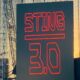 Thése, antithèse et synthèse, après la descente en flamme du dernier Sting « Live » par Ramon Pipin ( Voir sur Gonzomusic ) voici la réponse de Salim Zein, la live report du concert donné à Luxembourg la semaine dernière. Par Salim ZEIN Le 1er juillet 2025, Sting était à Luxembourg. Un concert en trio, sobre et incandescent, sous un soleil de plomb. Pour certains, c’est un chanteur qui radote ses vieux tubes. Pour d’autres, c’est un maître du temps, fidèle à lui-même, au-delà des réunions forcées et des gloires d’antan. Retour sur une soirée brûlante et sur ce que ça fait, d’aimer un artiste qui refuse de vieillir à votre place. Le passé, parlons-en ! Certains voudraient encore ressusciter Police ( Voir sur Gonzomusic ). Pourquoi ? Pour mieux l’enfermer dans une vitrine. Andy Summers, 80 ans, nous refait le coup du guitar hero modeste, expliquant dans une interview avec Rick Beato que les accords de "Every Breath You Take", c’était lui. "C’est moi qui l’ai fait", comme dans une vieille pub de Valérie Lemercier. Stewart Copeland ( Voir sur Gonzomusic ), de son côté, toujours aussi brillant que bavard, s’est reconverti en storyteller officiel de l’épopée Police, alignant les documentaires, les conférences, les bouquins à dédicace. Et Sting, pendant ce temps, avance. Lentement. Sûrement. Dignement. Souvenir d’une messe tiède Moi aussi, j’y ai cru. J’étais au Stade de France, ce 20 septembre 2007, quand Police s’est reformé. Soir de Grand Pardon pour les fans de la première heure. Et pourtant… Une fois passée l’émotion des premières notes de "Message in a Bottle", quelque chose s’est effondré. Le son se perdait dans le béton, la scène paraissait lointaine, glacée. Le trio récitait, appliqués mais distants, les beaux jours de Zenyatta Mondatta. Plus d’improvisation, plus de tension. Juste un beau livre d’images. À ce moment-là, j’ai compris que Sting avait eu raison de partir. 18 ans après, Luxembourg, 38°C, 12 000 cœurs Et voilà qu’il revient, cette fois à Luxembourg. Pas de reformation, pas de feu d’artifice. Juste un concert. Sobre. En trio. Avec Dominic Miller — son complice depuis plus de 30 ans — et un heureux citoyen du royaume, batteur, à l’écoute. Pas de démonstration. Pas d’égo. Juste la musique, offerte avec une maîtrise intacte, une voix chaude et un corps encore habité. Et ce public… 12 000 personnes. Sous un cagnard de 38°C. Les femmes (et pas que) littéralement attirées par la scène comme des aimants. Il faut le voir pour le croire. Ce n’est pas de l’hystérie. C’est de l’attachement. Un lien. Une fidélité. L’élégance du dernier des géants Car Sting n’a plus rien à prouver. Et il le sait. Il aurait pu faire comme tant d’autres : rejouer les vieilles formules, se contenter du clin d’œil complice aux boomers. Il a préféré continuer. Écrire. Chercher. Réarranger. Explorer. Aujourd’hui, à part Springsteen, qui d’autre peut encore prétendre au titre de « dernier géant » sans tomber dans la caricature ? Déjà dans les années 80, Sinatra lui avait signé un autographe : "To the new blue eyes." Il ne s’était pas trompé. Sting, c’est l’élégance. Le crooner du chantier marin. Le gentleman rocker. L’homme qui continue à parler d’amour avec des mots simples et une aura magnétique. Il a dépassé le rock. Il est devenu une figure. Un miroir du temps. Et tant qu’il en aura envie, on sera là.