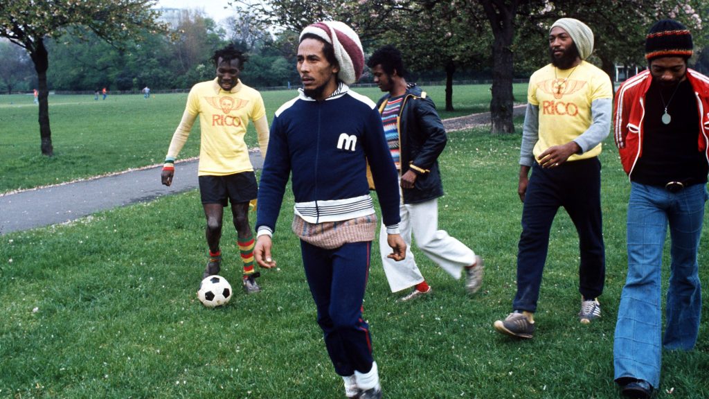 Située sur Oakley street, près de King's Road, cette maison sur rue n’a pas vraiment été privée de vibrations positives lorsque Marley  y vivait avec son groupe les Wailers en 1977. Lorsqu’ils n'étaient pas en train d’enregistrer, ils faisaient le court trajet jusqu’à l’Albert Bridge pour disputer des matchs de football à Battersea Park. C'est durant leur séjour à Oakley Street que Marley et les Wailers ont fini d'enregistrer « Exodus », l'album qui contenait les deux singles « Jamming » et « One Love ». L'historien David Olusoga, administrateur de la fondation English Heritage et éminent membre du jury qui décerne les « plaques bleues », s'est dit particulièrement enthousiasmé par la plaque attribuée à Bob Marley. Marley, a-t-il souligné, est resté "l'un des musiciens les plus aimés et les plus écoutés du XXe siècle. Il aura été l'une des premières superstars issues d'un pays en voie développement. C'est l'un des visages les plus célèbres du monde, l'un des visages les plus reconnaissables au monde, et il a ouvert la voie à tant et tant d'autres artistes des pays émergents." Marley racontait qu'il considérait Londres comme sa deuxième maison et que son séjour dans la capitale britannique lui avait apporté la stabilité nécessaire après les horribles événements de 1976, lorsque des hommes armés ont fait irruption dans sa maison de Kingston et ont tiré sur son épouse Rita, son manager Don Taylor et sur lui-même. Une douzaine de plaques bleues sont distribuées chaque année par la Fondation English Heritage, qui met cette année l’accent sur la diversité en honorant Bob Marley, mais aussi  des femmes comme  la romancière féministe Angela Carter,  l’archéologue Gertrude Bell, Lilian Lindsay, la première femme dentiste du pays ou la correspondante de guerre Martha Gellhorn. L’architecte du fameux Tower Bridge Sir John Wolfe Barry sera aussi distingué par une « blue plaque ».